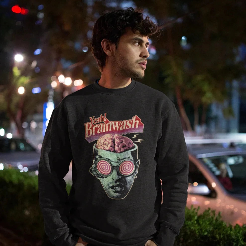 Foto nocturna de hombre en la calle vistiendo una sudadera de color negro con diseño audaz streetwear estio retro de los noventas