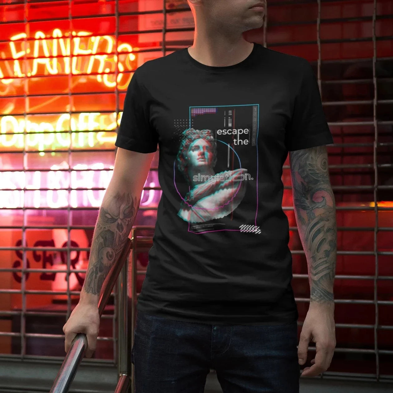 hombre con tatuajes viste una playera negra con diseno vaporwave retro futurista  