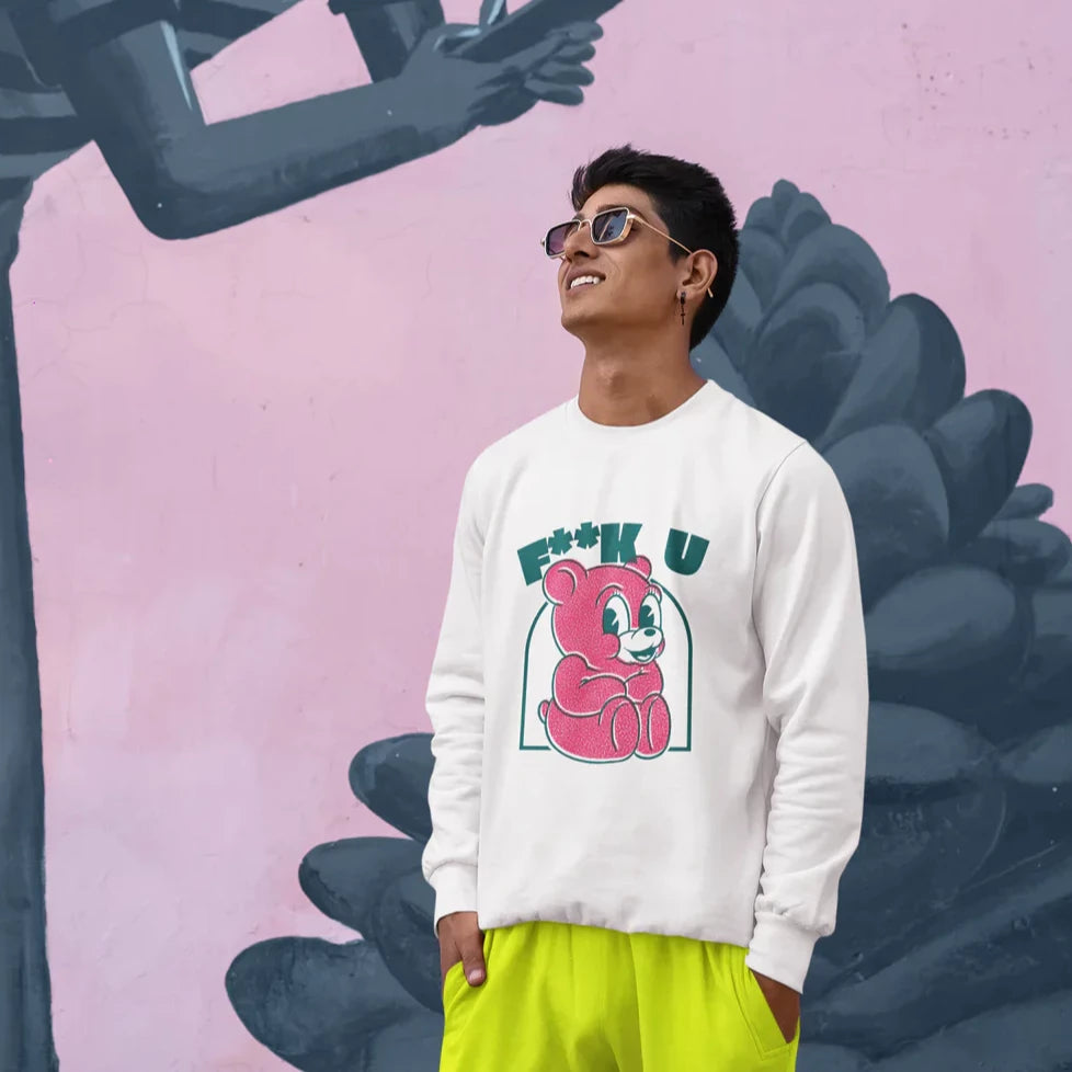 hombre cool en un entorno de arte callejero vistiendo con una sudadera color blanco con diseño streetwear de un oso 