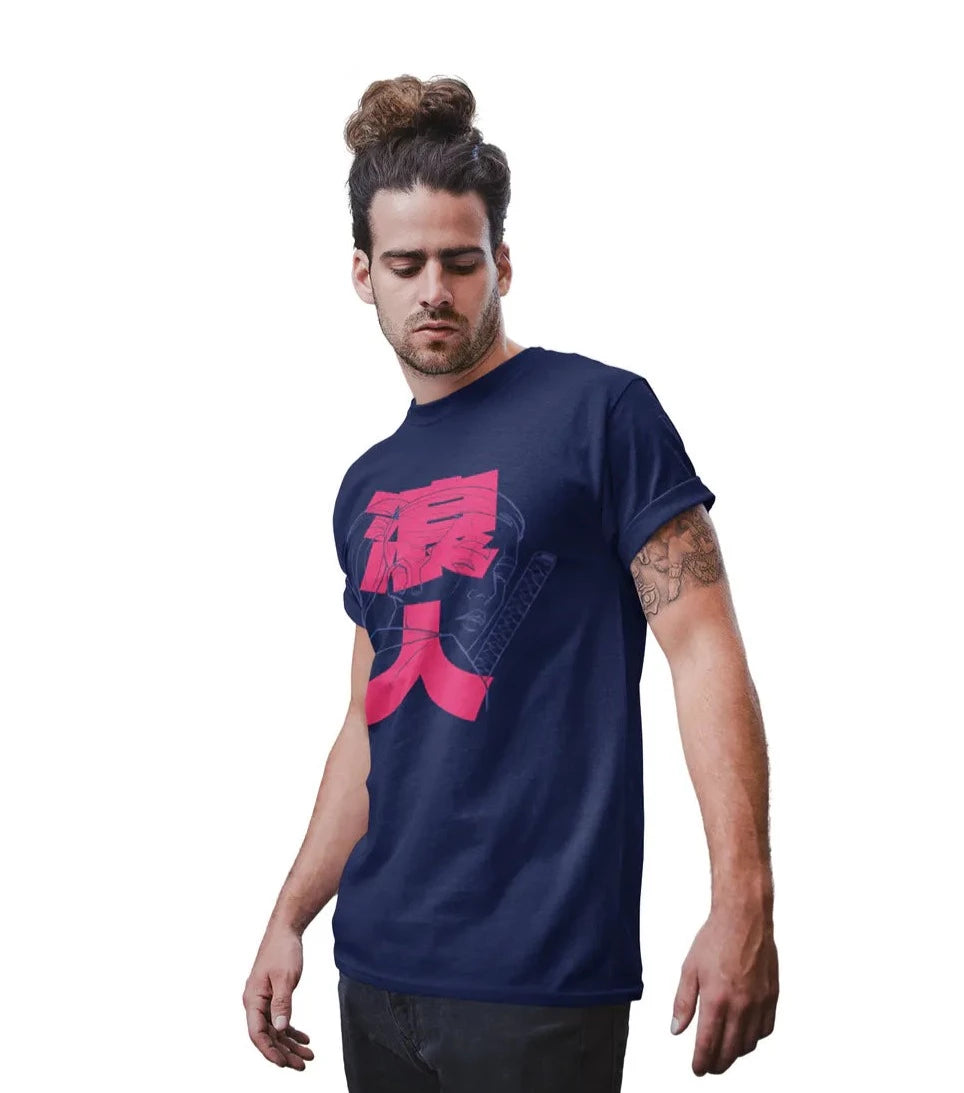 Hombre posando playera de algodon de color color azul con diseno japones streetwear de dibujo de mujer samurai onna bugeisha