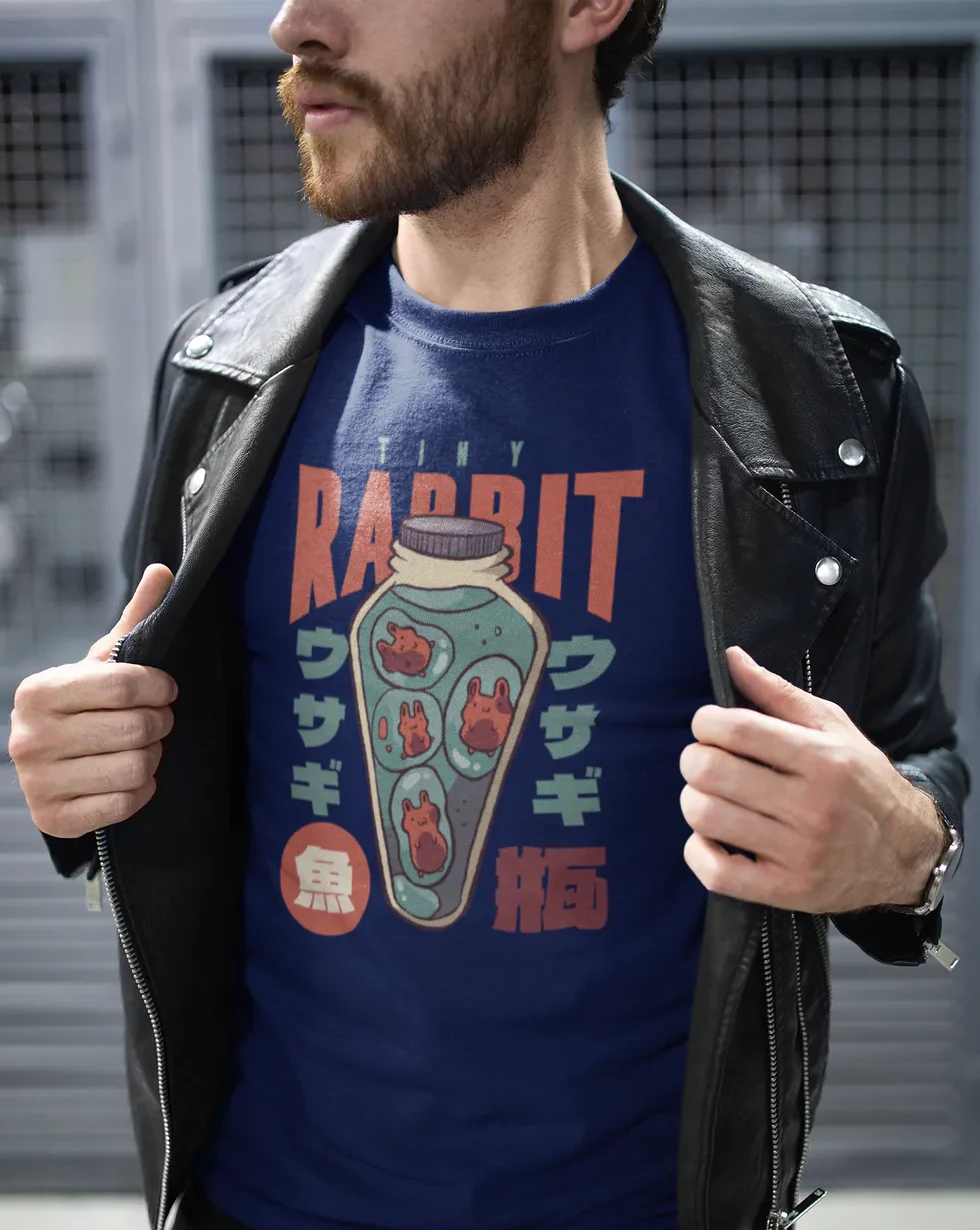 Hombre vistiendo playera de algodon color azul con diseño streetwear estilo asiatico en tonos verdes y rojos con caligrafia japonesa