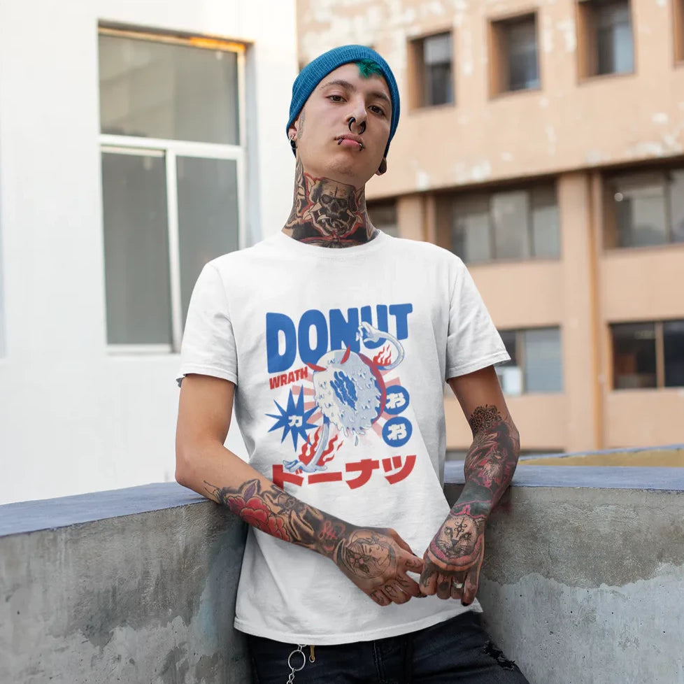 Hombre visitendo playera de algodon con diseño streetwear japones con dibujo de dona en tonos azul y rojo