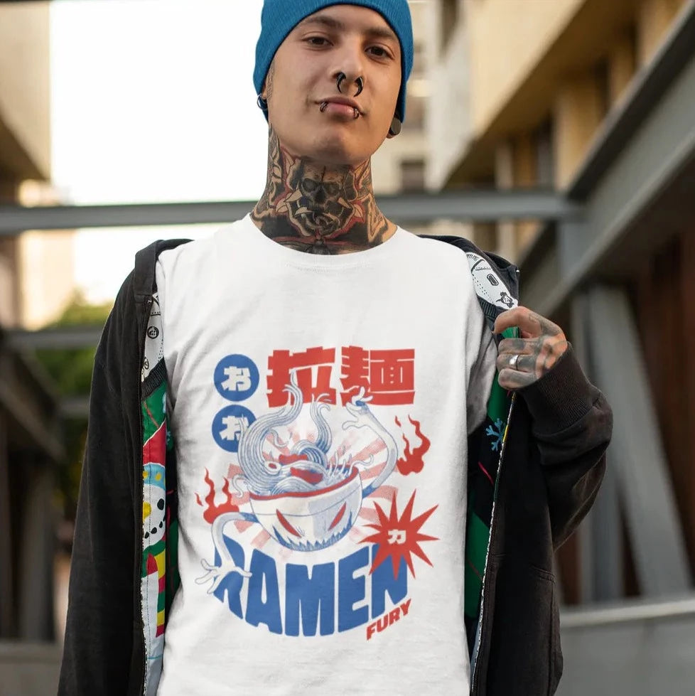 Hombre vistiendo playera de algodon color blanco con diseño streetwear japones con dibujo de ramen