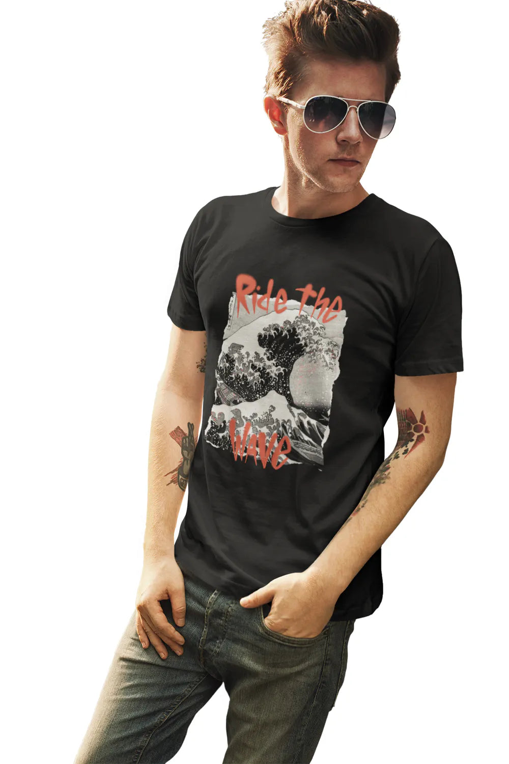 Hombre vistiendo playera de algodon color negro con diseño japones de olas de Hokusai