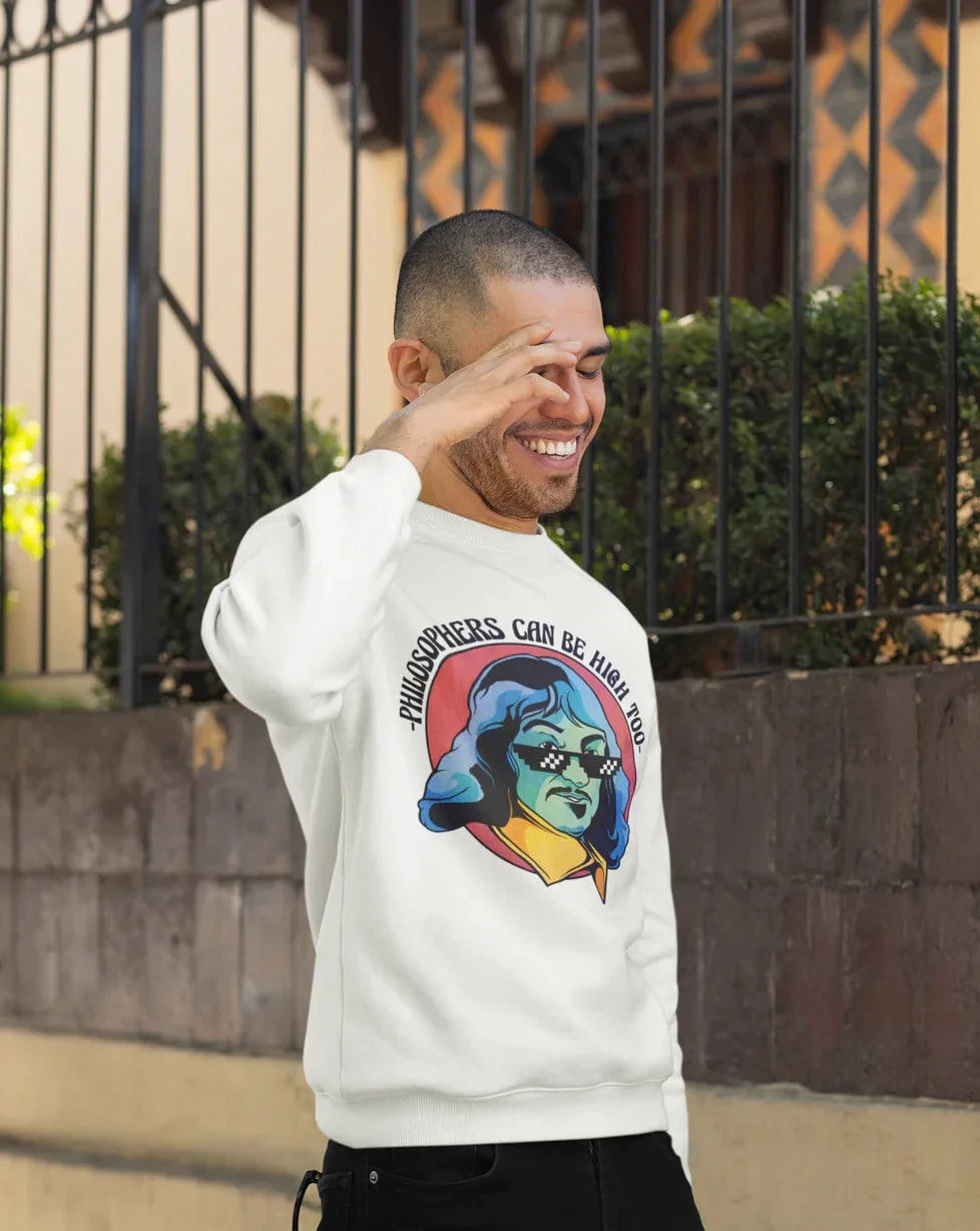hombre sonriente de cabello corto vistiendo sudadera color blanco con diseño de filosofo divertido