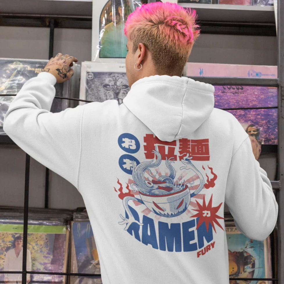 Hombre de espaldas vistienda una sudadera unisex con gorra de color blanco con un diseño asian streetwear de un personaje de ramen estilo urbano