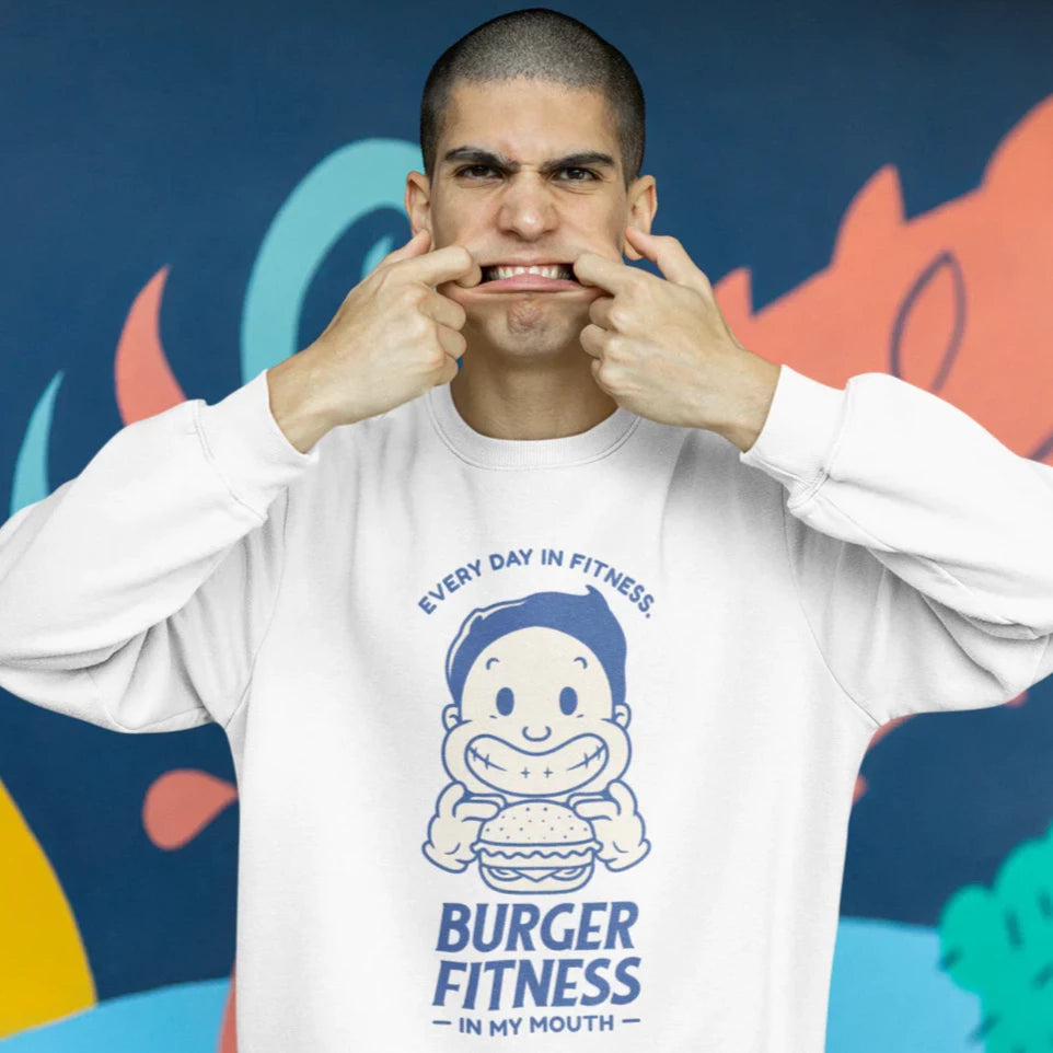 Hombre visitiendo sudadera color blanco unisex con diseño streetwear para salir a eventos de música