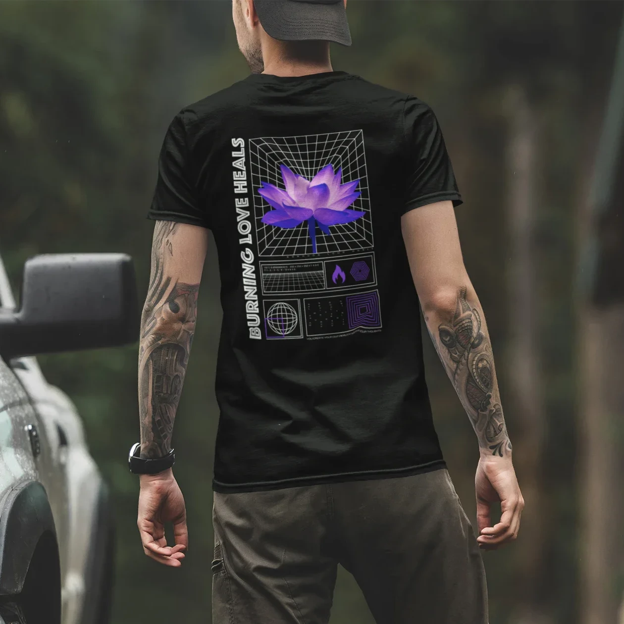 hombre viste playera streetwear de color negro con diseno vaporwave de una flor de loto  