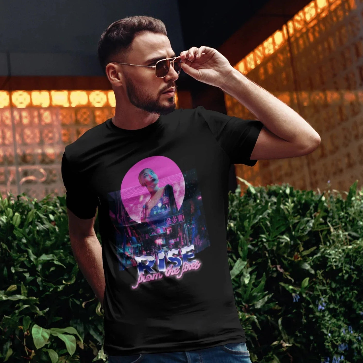 hombre vistendo una playera de color negro con un diseño retro vaporwave estilo cyberpunk  
