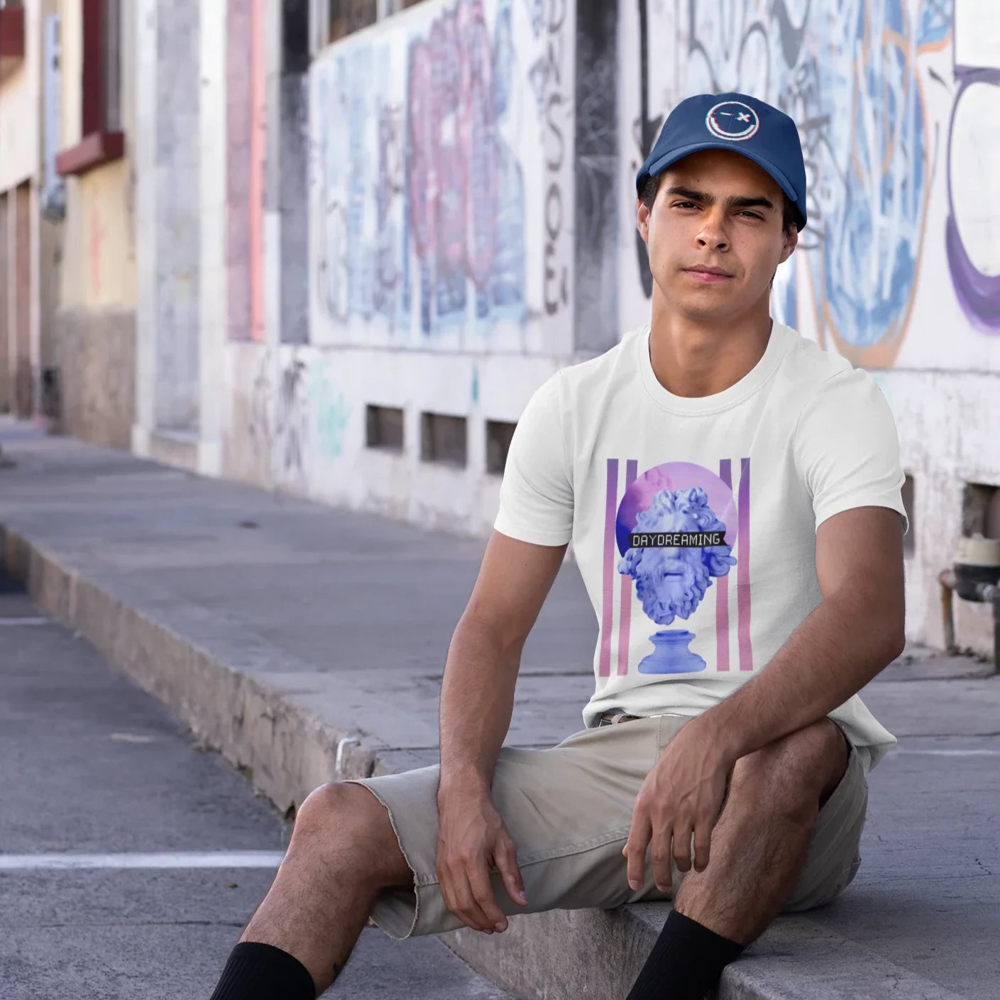 hombre vistiendo playera de color blanco con diseno vaporwave de escultura griega  