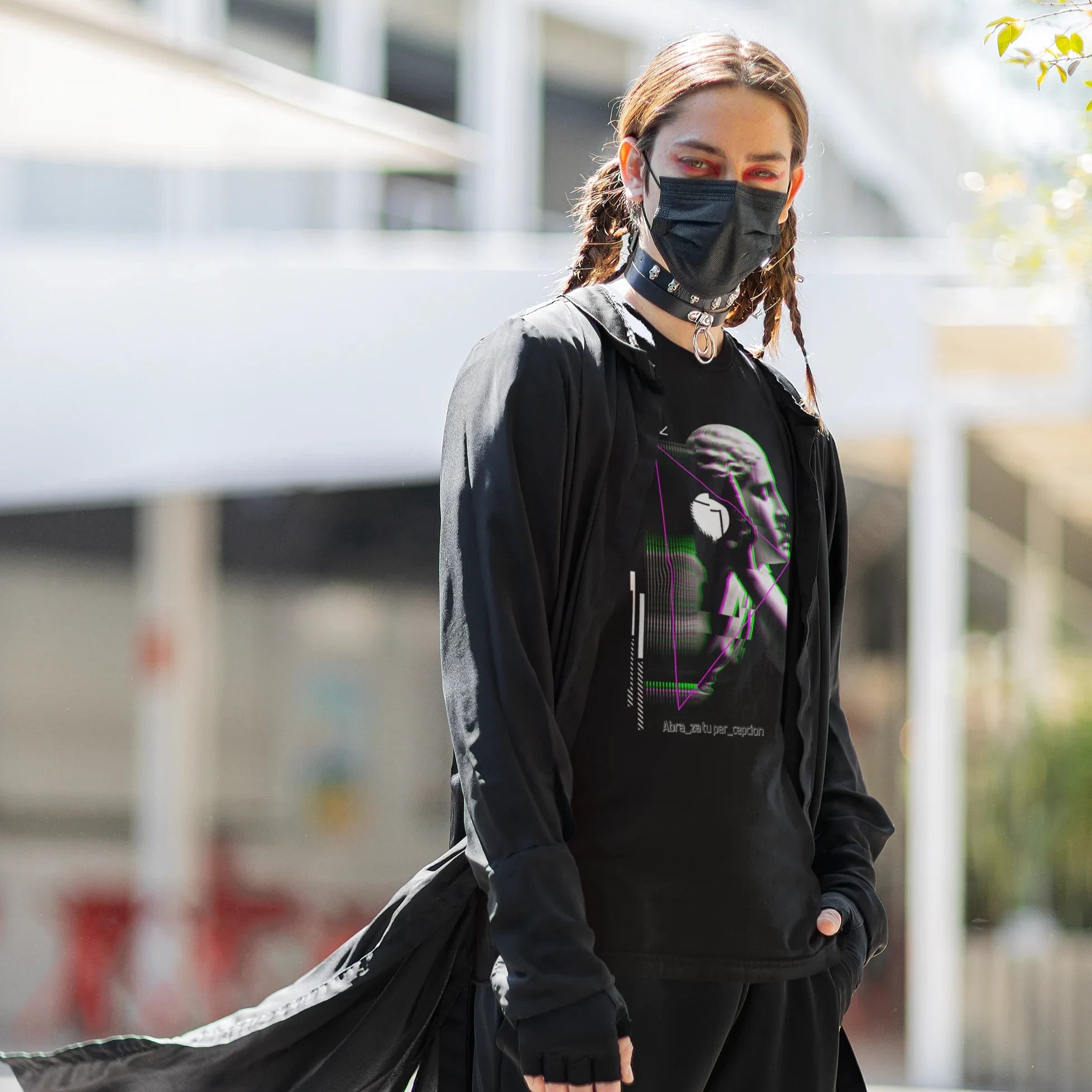 hombre vistiendo una playera de color negro streetwear estilo vaporwave  