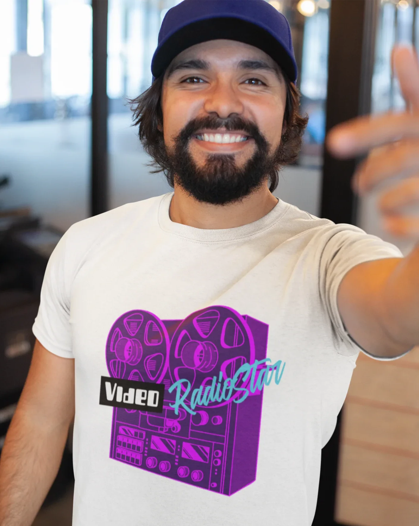 playera de cuello redondo de color blanco con diseno retro estilo vaporwave  