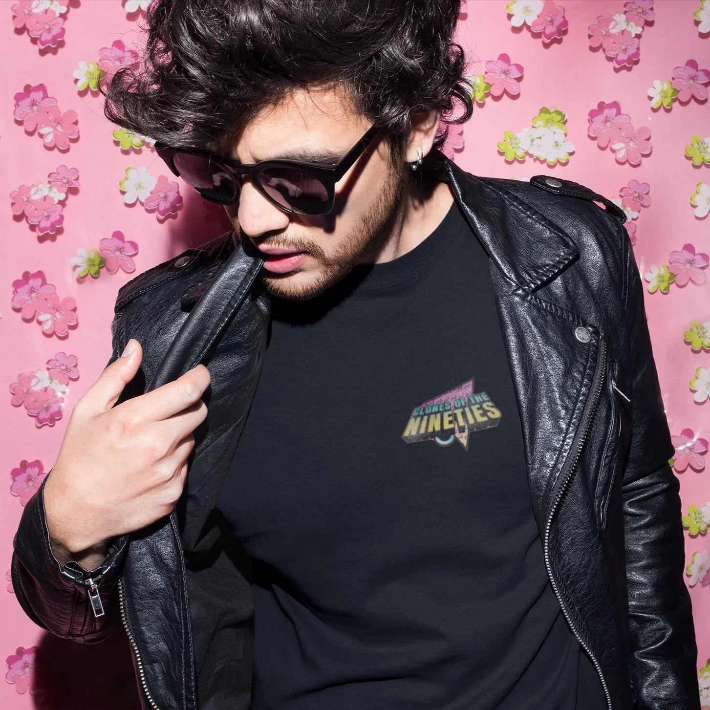 hombre vistiendo una playera de manga larga color negro streetwear con ilustracion sarcastica retro de los noventas dolly clon