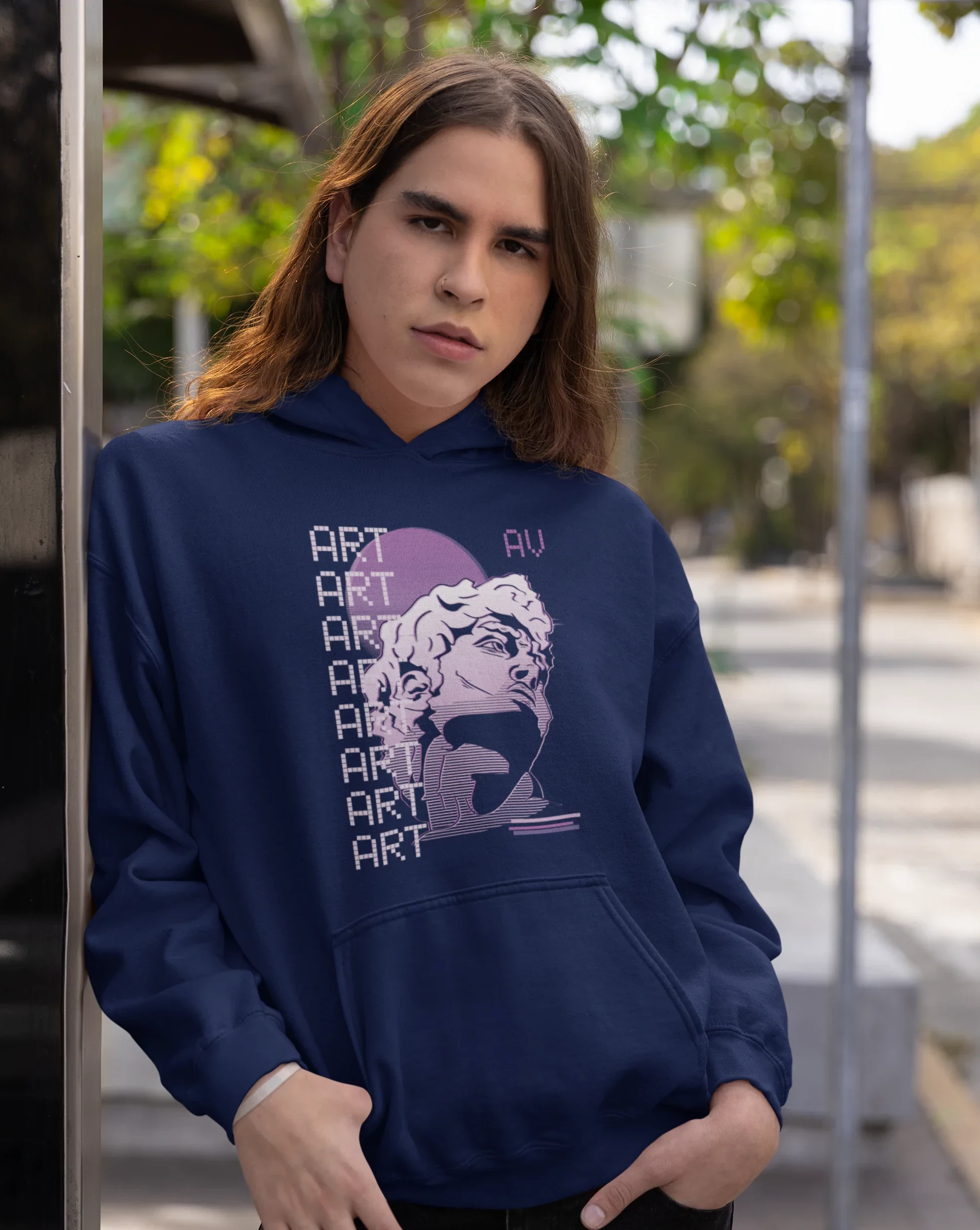 hombre vistiendo una sudadera de colort azul con un diseno retro vaporwave de una escultura griega  