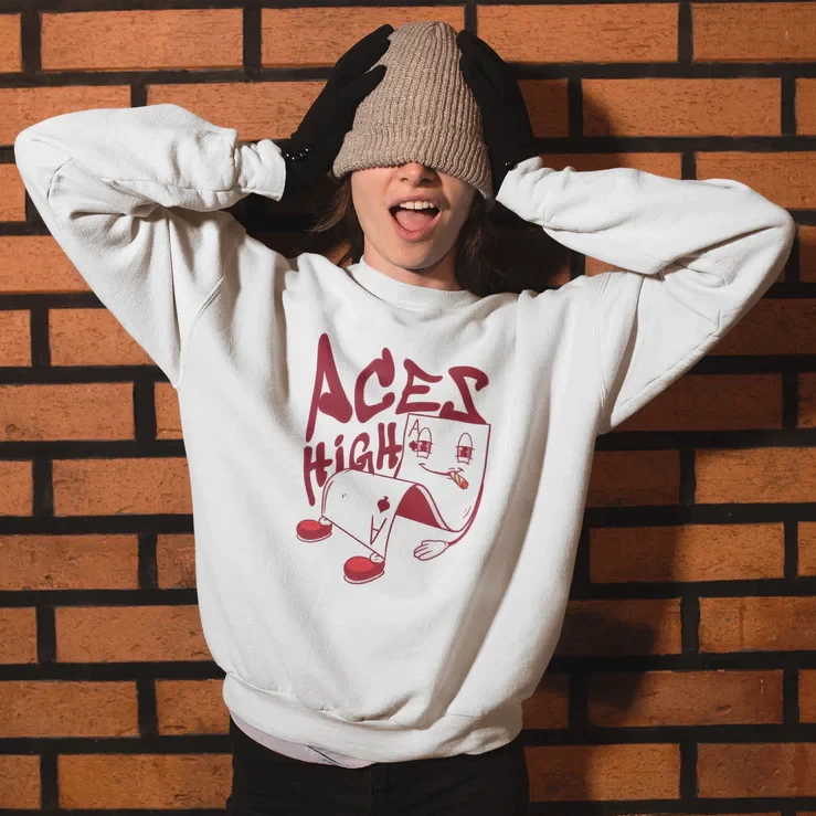 Mujer posando con sudadera de color blanco con diseño de un as estilo 420