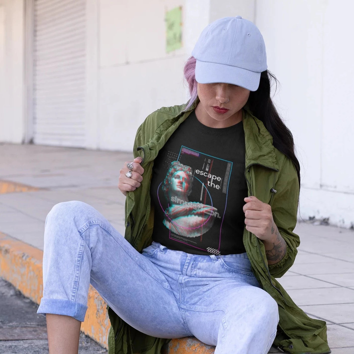 mujer con tatuajes viste una playera de color negro con diseño streetwear estilo vaporwave  