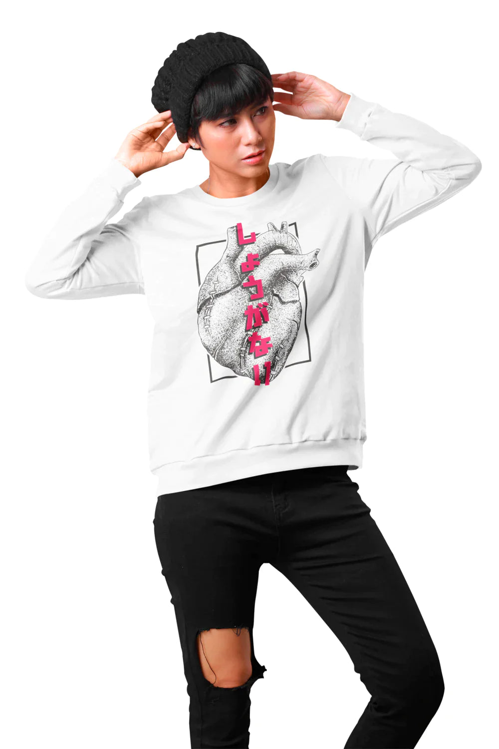 Hombre con los dedos cruzados viste una sudadera streetwear color blanco con dibujo enn lineas negras de un corazon con letras orientales.