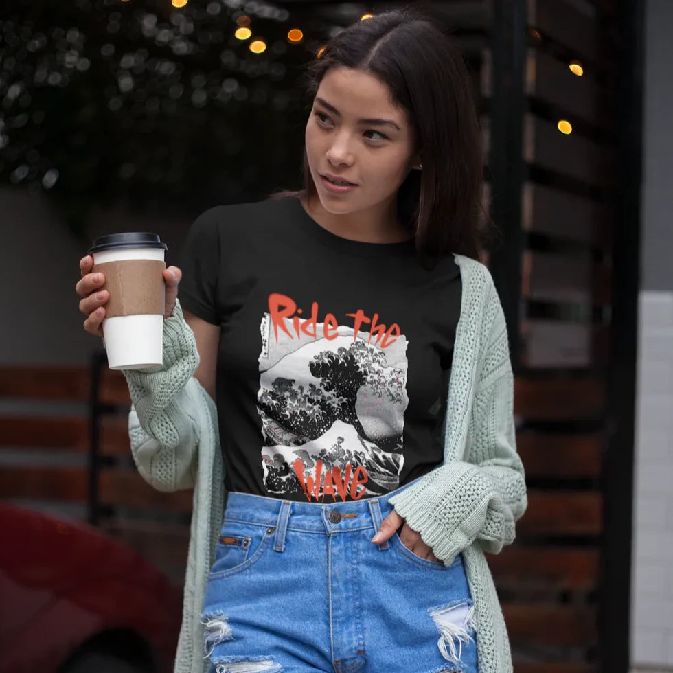 mujer-posando-con-playera-color-negro-con-diseno-japones-de-ola-hokusai-SKU-ASW809007
