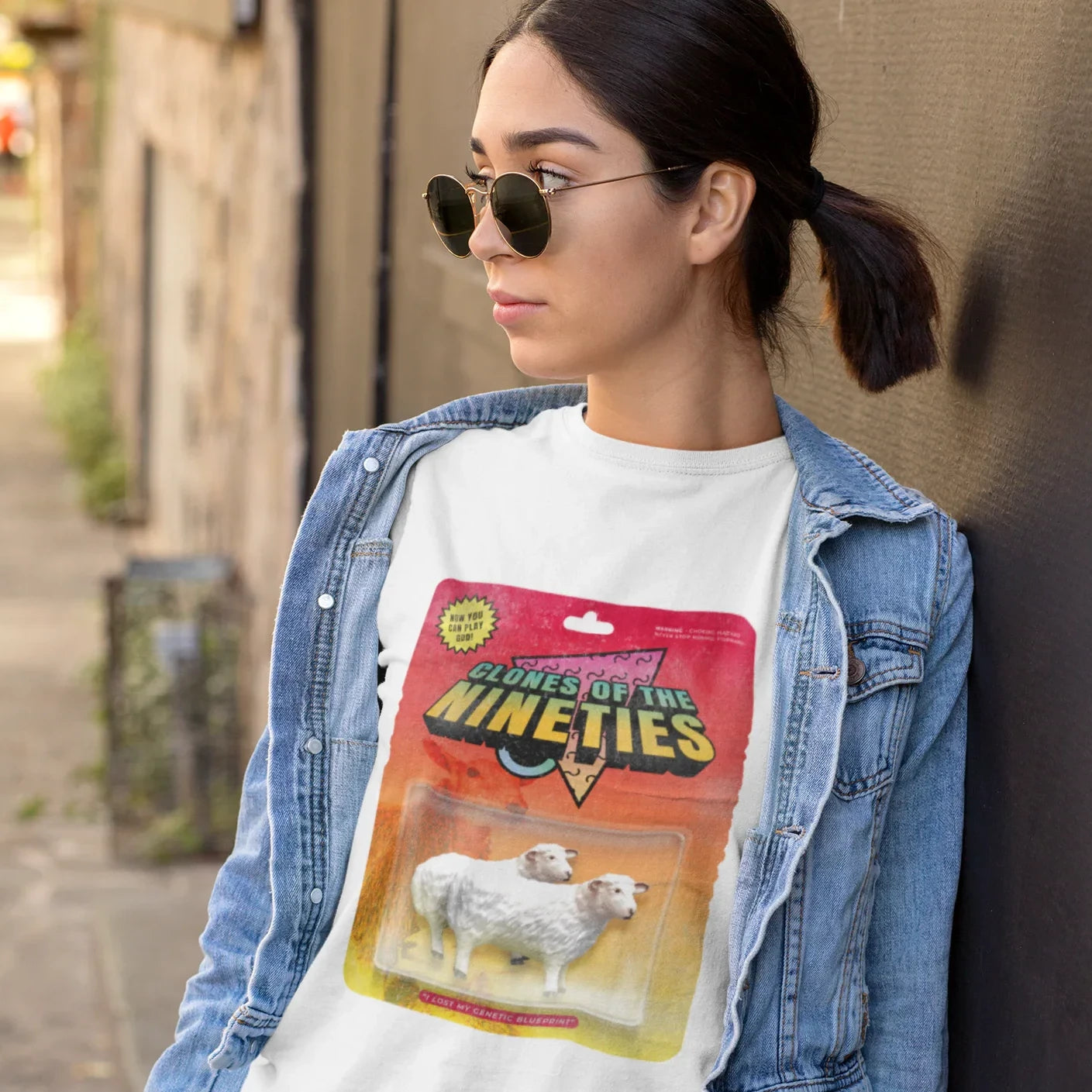 mujer posando en la calle con una playera estilo retro de los noventas para un anuncio de tienda de ropa streetwear  PSW809010