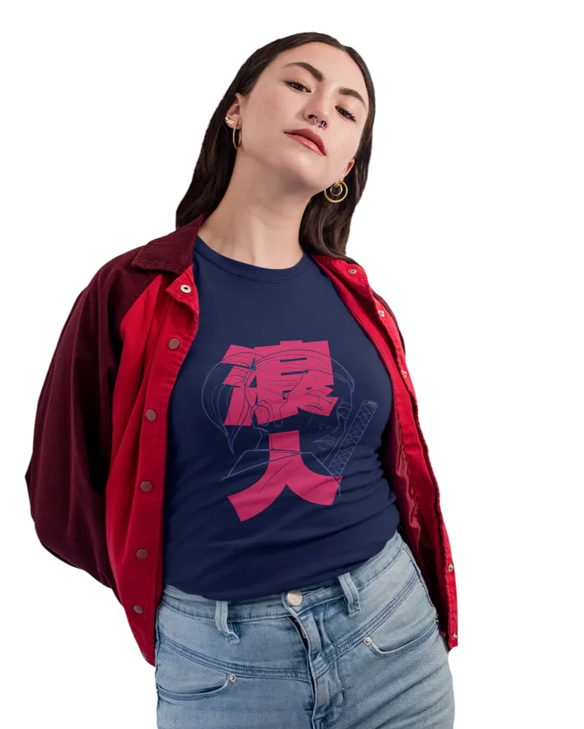Mujer con look streetwear posando playera color azul con diseño japones de Onna Bugeisha