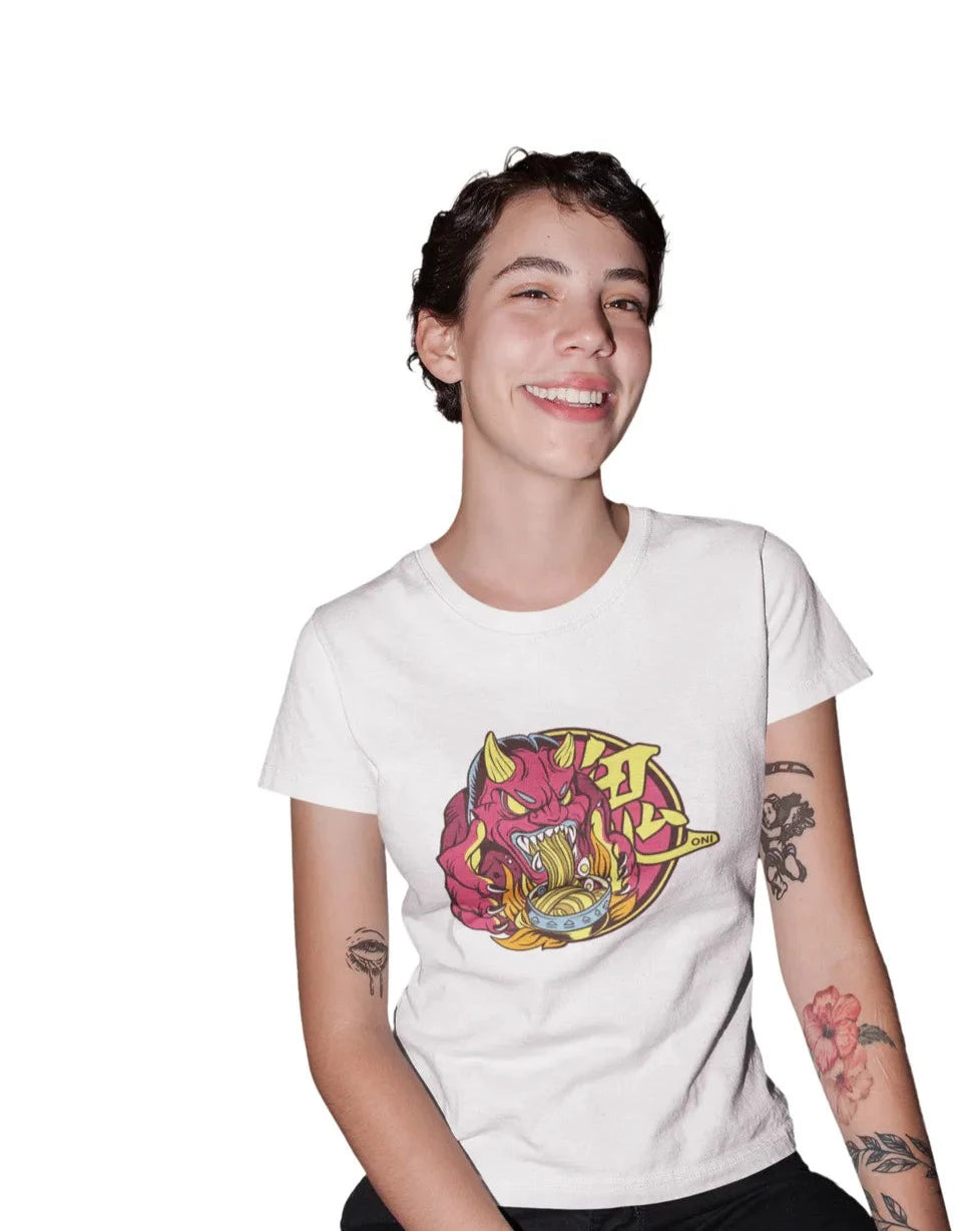 mujer-posando-playera-color-blanco-con-diseno-japones-de-ramen-SKU-ASW809014