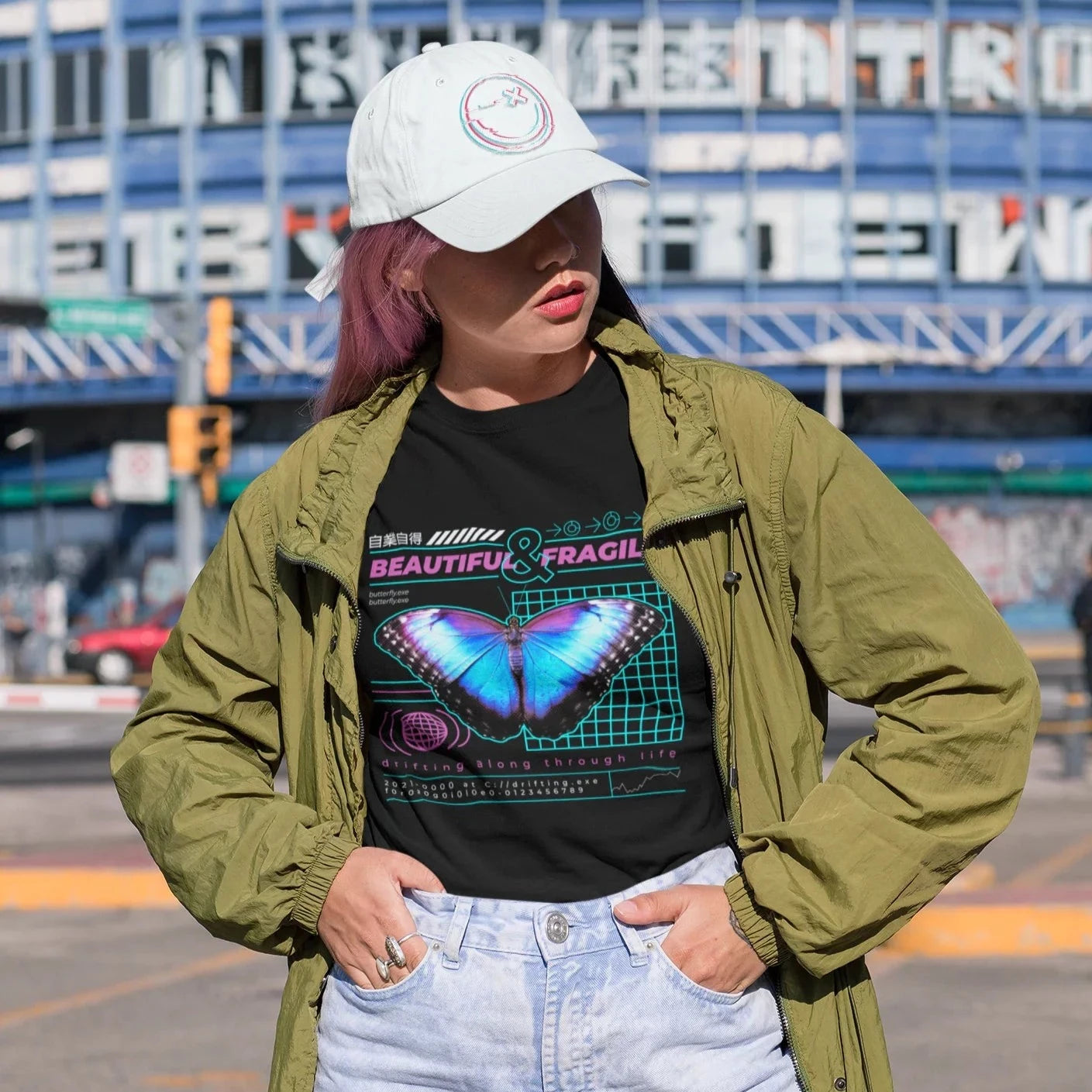 mujer visitendo una playera con look urbano estilo vaporwave  