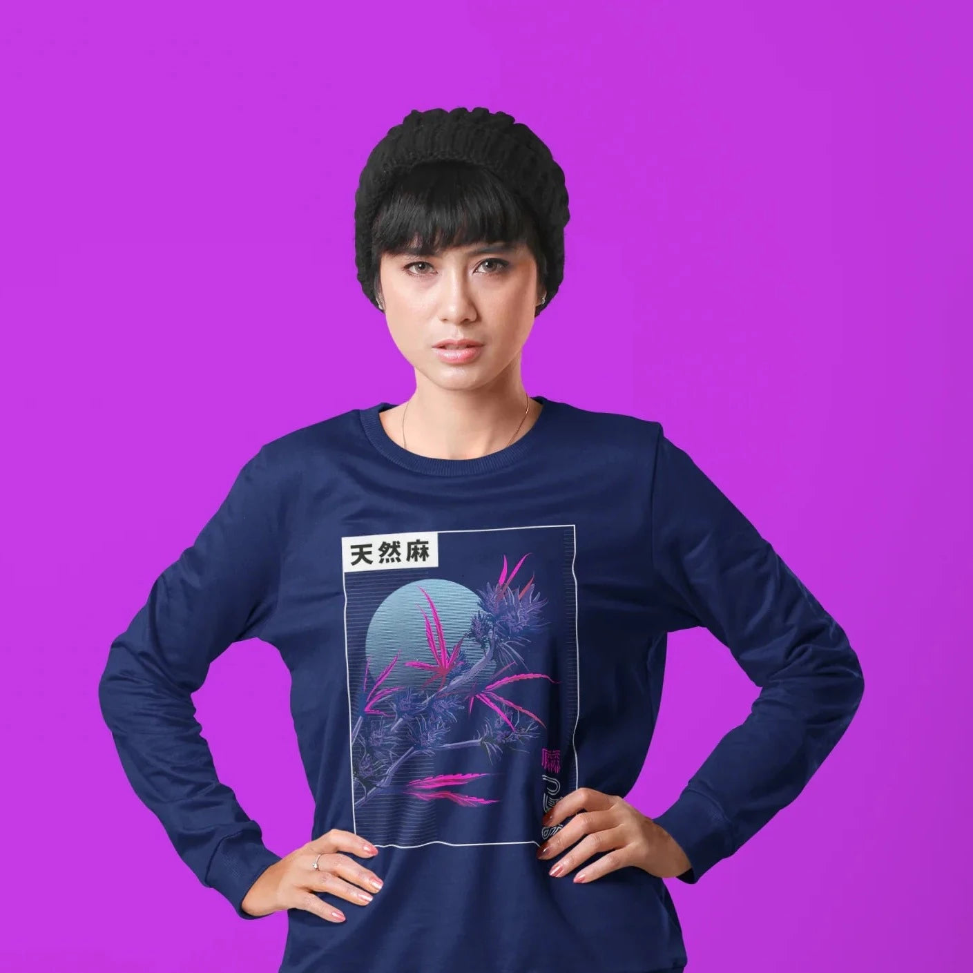 mujer viste una sudadera streetwear de cuello redondo color azul estilo vapowave  