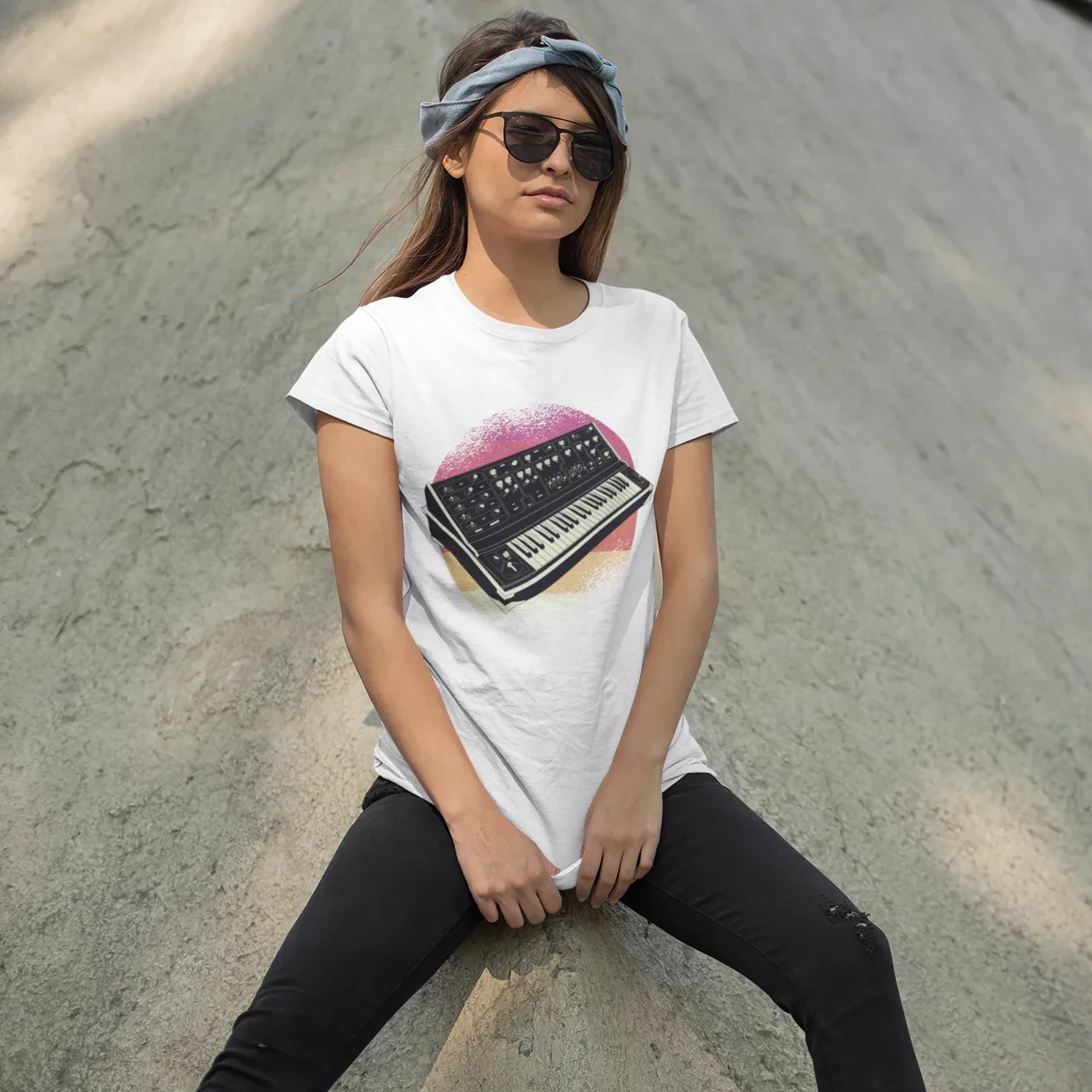 mujer vistiendo playera de color blanco con diseño retro de un sintetizador  PSW809017