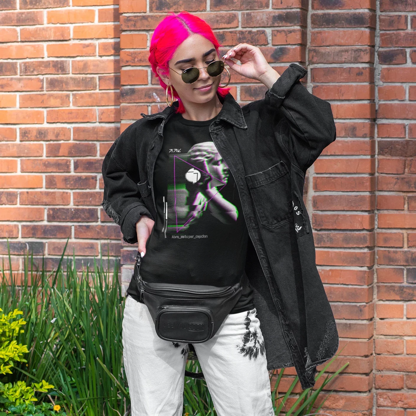 mujer vistiendo playera de color negro con diseño vaporwave  