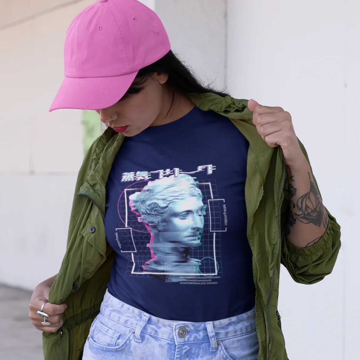 mujer vistiendo playera streetwear vaporwave con escultura griega con matices glitch  