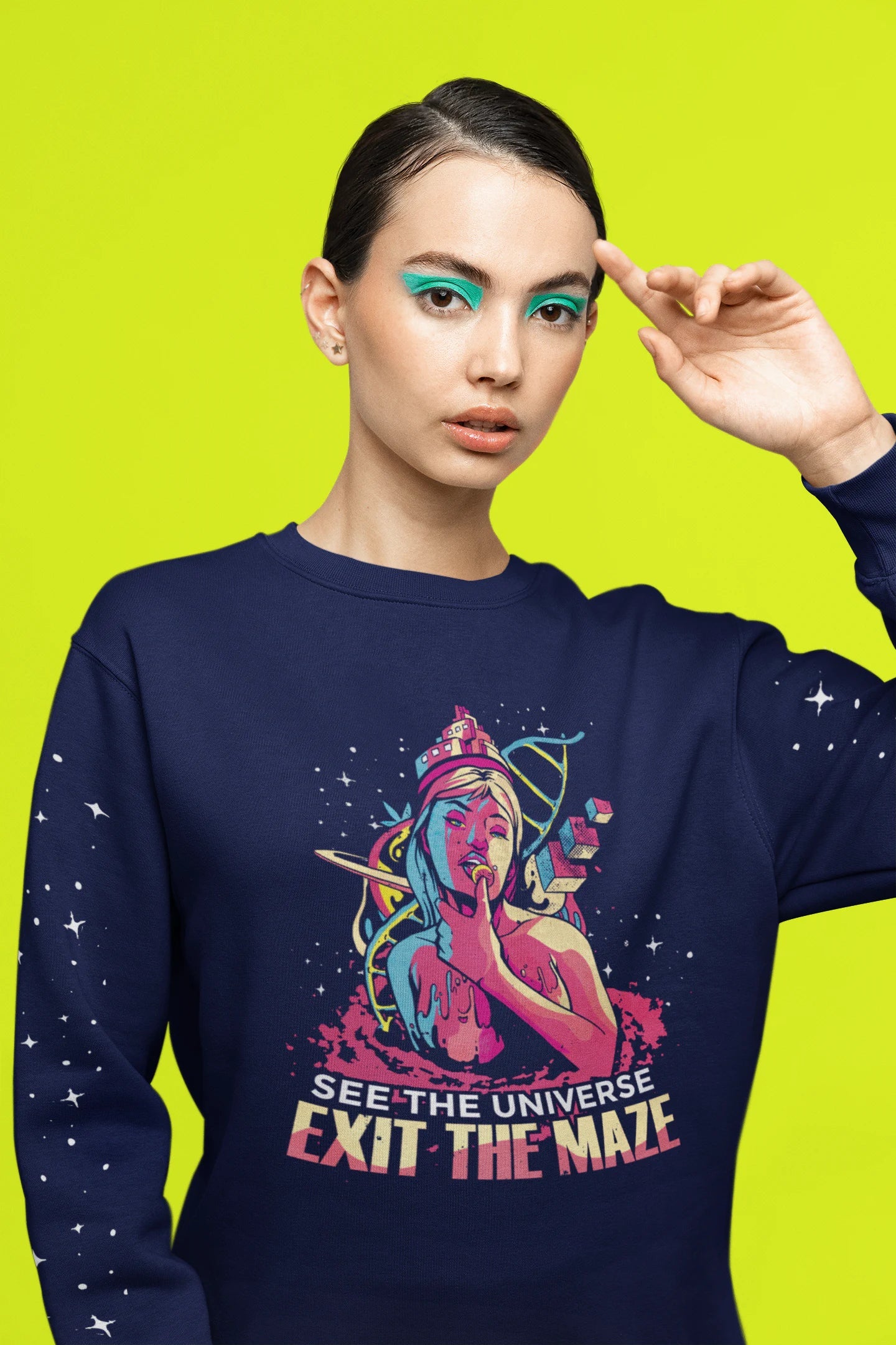 mujer vistiendo sudadera de color azul relaxed fit con ilustracion de psicodelia retro  