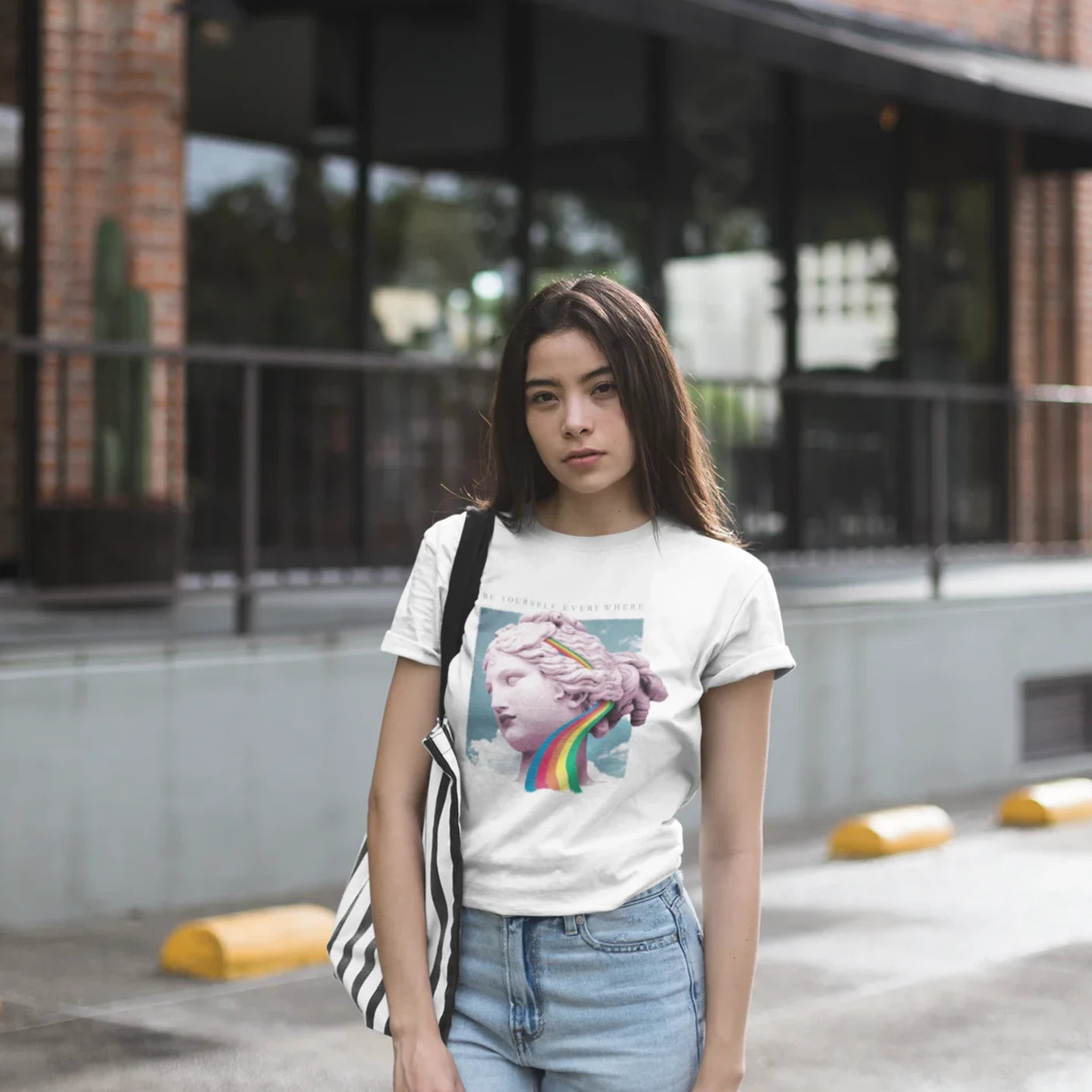 mujer vistiendo una playera de color blanco con diseño de escultura griega  