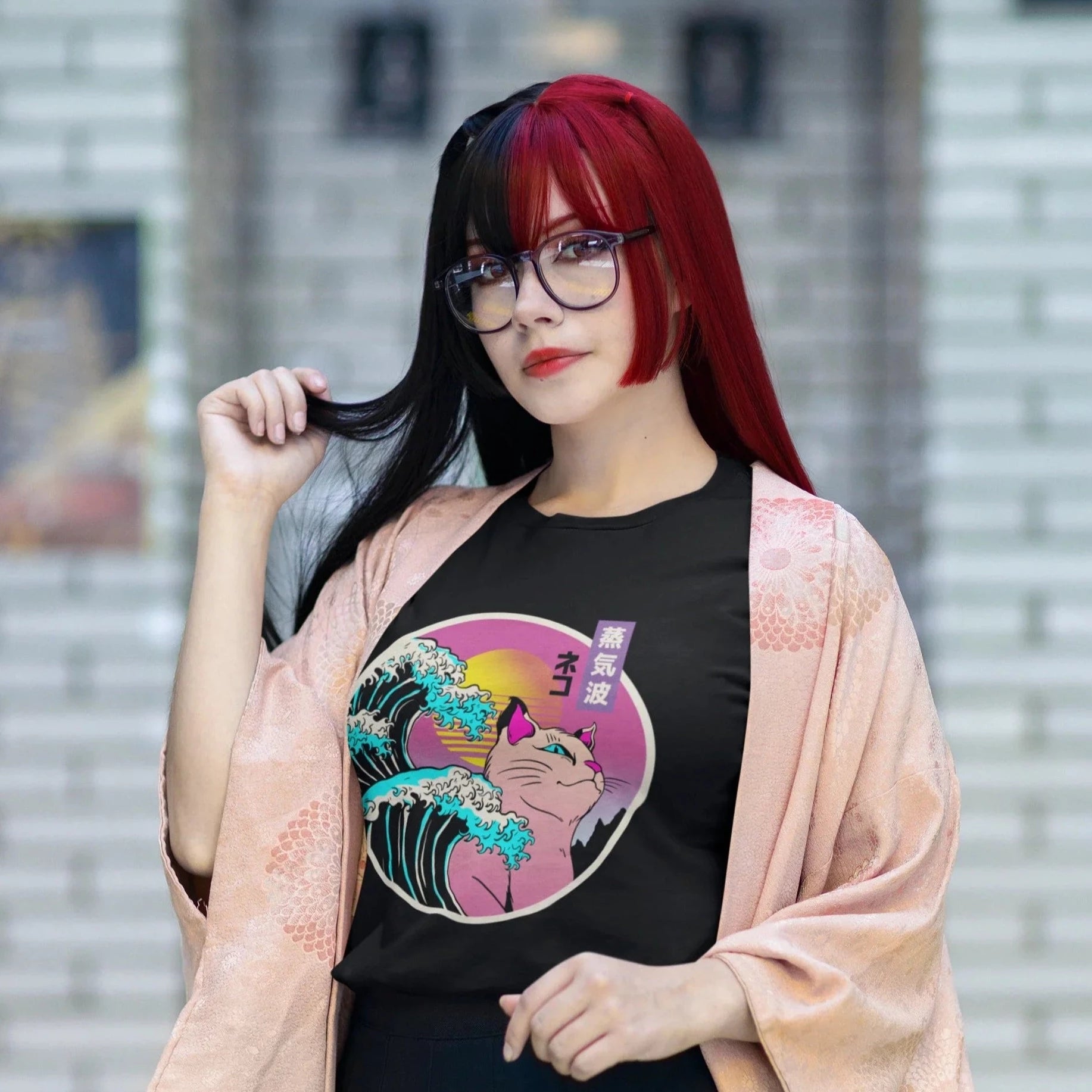 mujer vistiendo una playera de cuello redondo de un gato estilo vaporwave asian streetwear  