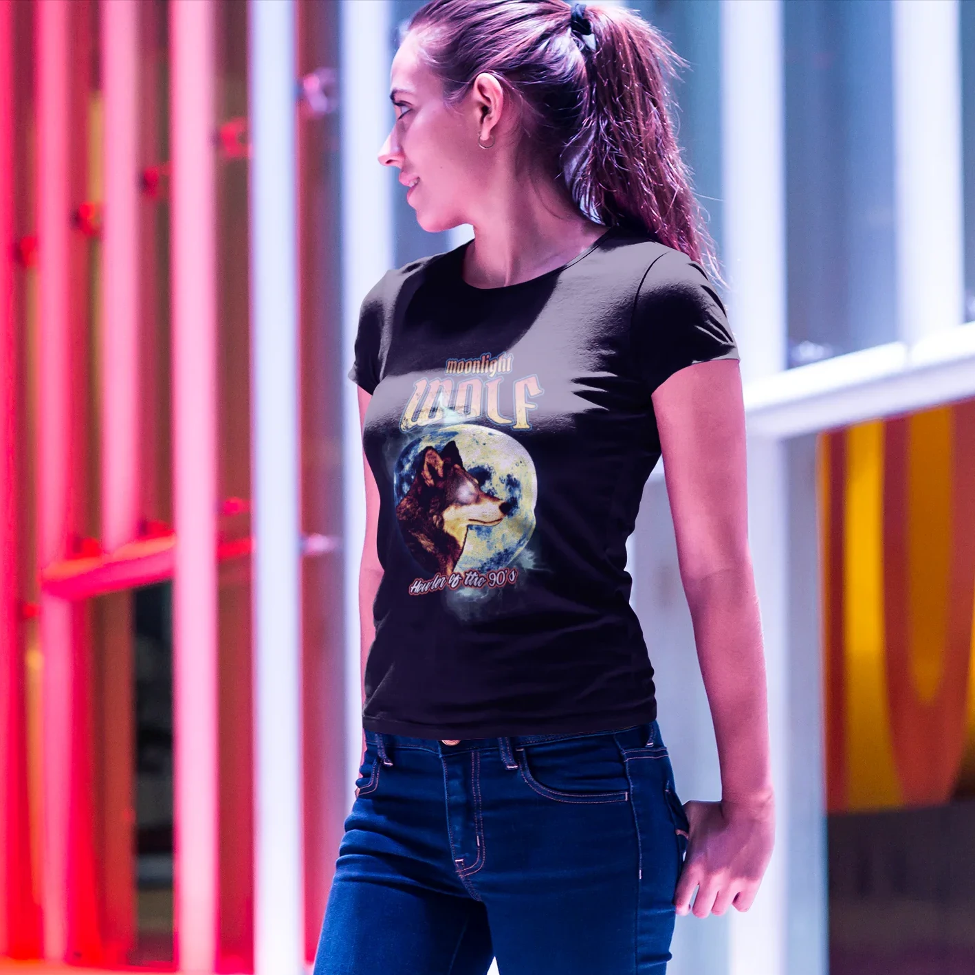 una mujer posando una playera de color negro estilo retro de los noventas para anuncio de tienda de ropa streetwear  PSW809016